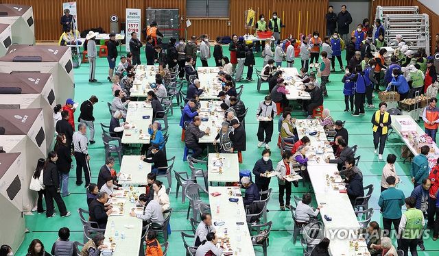 '산불 대피 생활 6일째…버티려면 잘 먹어야'