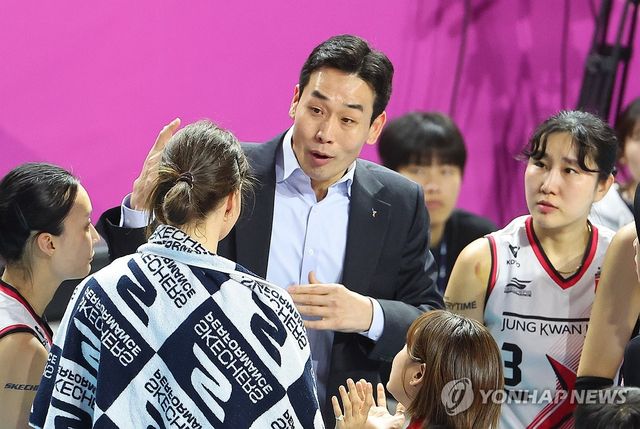 작전 지시하는 고희진 감독