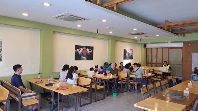 식사 기다리는 교민들