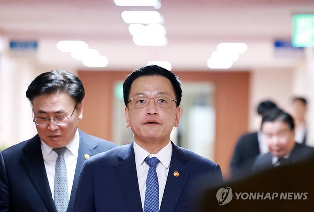 국무회의 참석하는 최상목 경제부총리