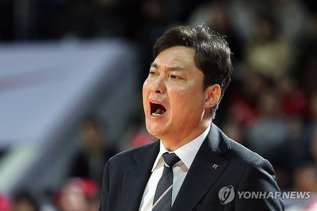 작전지시하는 송영진 감독