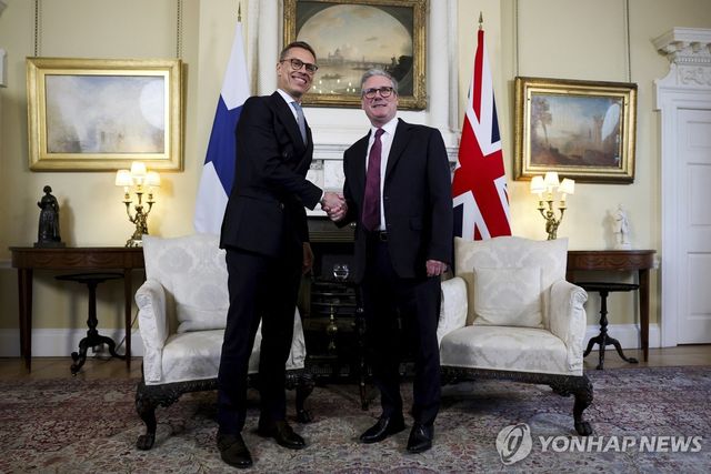 스투브 핀란드 대통령(왼쪽)과 키어 스타머 영국 총리