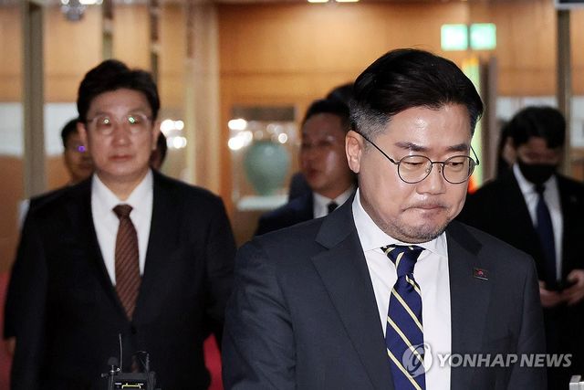 굳은 표정으로 의장실에서 나오는 여야 원내대표