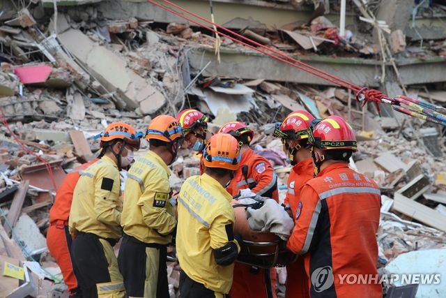 '구조되는 임신부'
