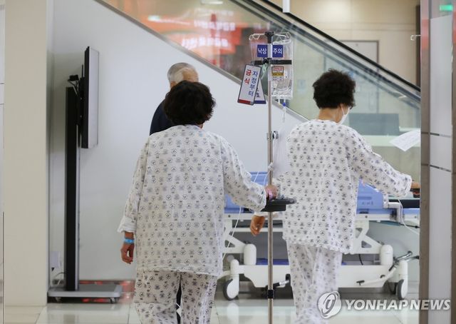 서울 시내 한 병원에서 입원 환자가 이동하고 있다.