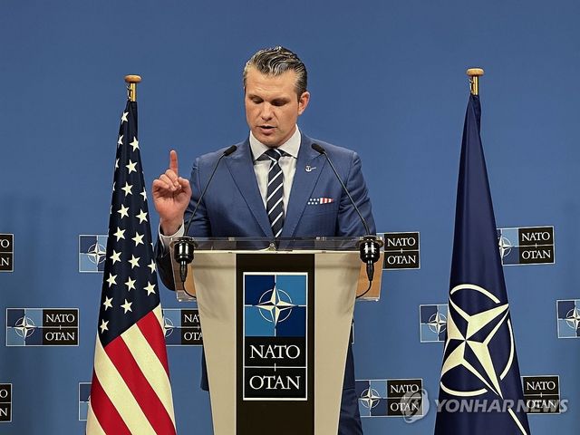 기자회견 하는 미국 국방장관