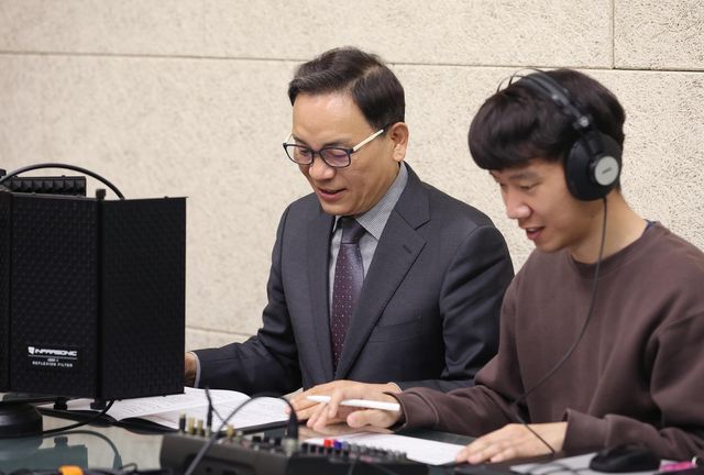 청렴방송을 녹음 중인 조성명 구청장(왼쪽)