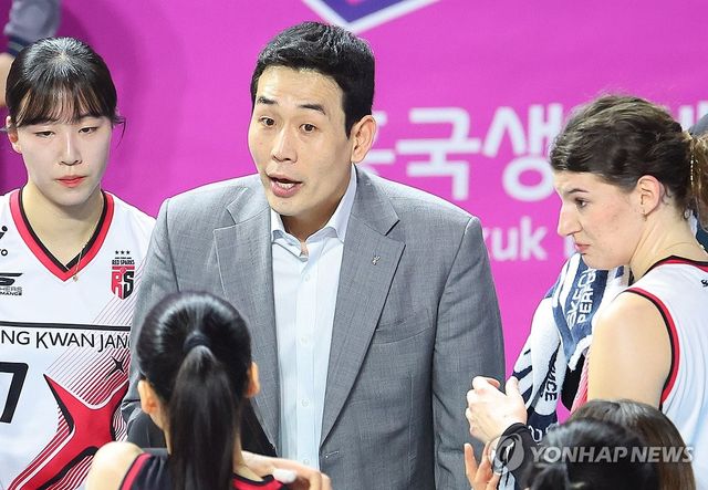 작전 지시하는 고희진 감독