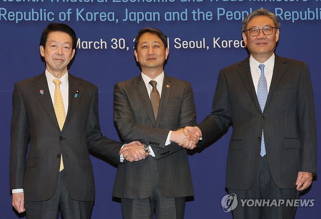 손 맞잡은 한중일 경제통상장관