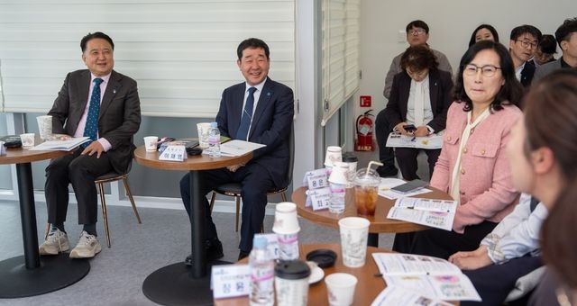 증평 청소년문화의집 방문한 김영환 지사(맨 왼쪽)