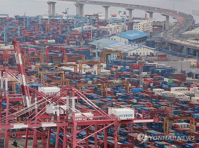 부산항 컨테이너 선적 작업