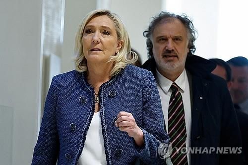 마린 르펜 의원이 법원에 출석하는 모습