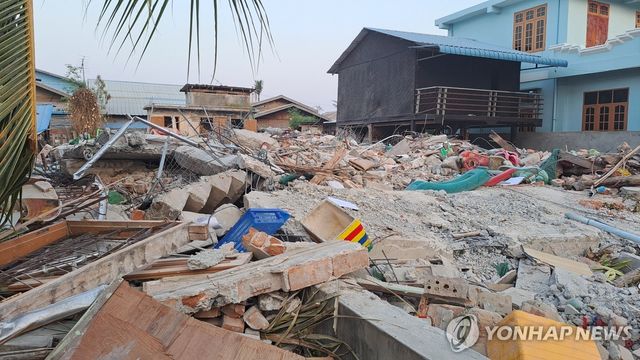 지진으로 완전히 무너져 버린 미얀마 유치원