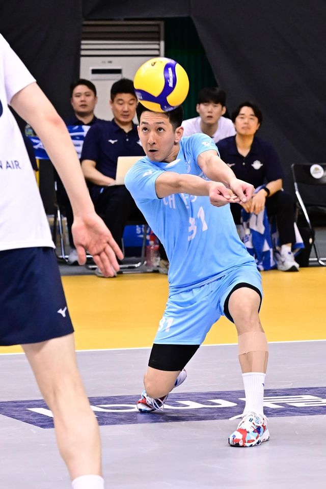 수비하는 대한항공의 리베로 료헤이