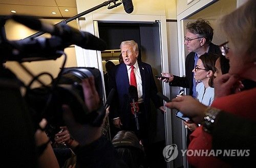 기내에서 문답하는 트럼프