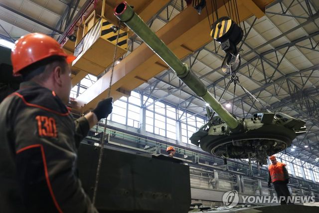 니즈니타길의 러시아 방위산업체 우랄바곤자보드 공장에서 T-72 전차를 조립하는 노동자들