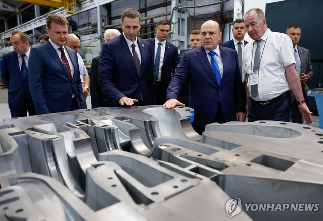 하바롭스크에서 현지 공장시설을 둘러보는 미하일 미슈스틴 러시아 총리(오른쪽에서 두 번째)
