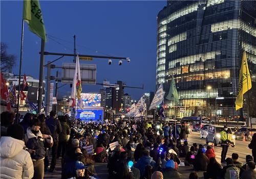 경복궁 동십자각 앞에서 야5당이 주최한 '범국민대회' 모습