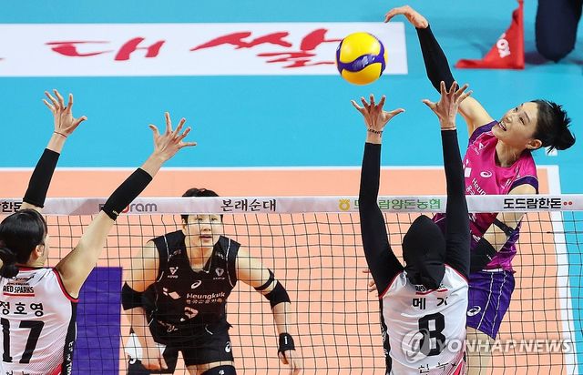 공격하는 김연경