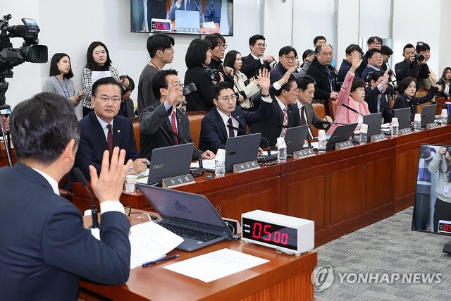 질의하실 분 '손'