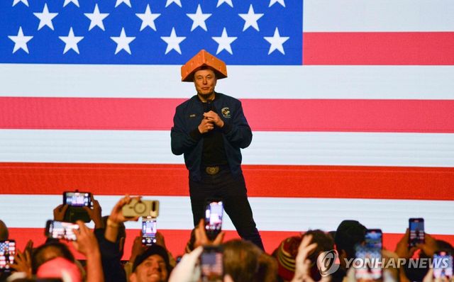 위스콘신 그린베이 타운홀에서 연설하는 일론 머스크