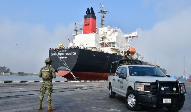 불법 석유 운반 선박 적발한 멕시코 해군