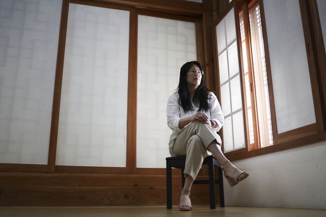 연합뉴스와 인터뷰하는 작가 허주은