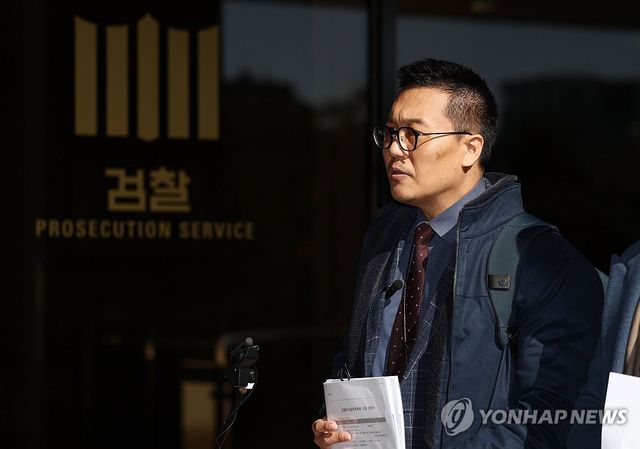 검사수사심의위 소집 신청서 손에 든 허재현 기자