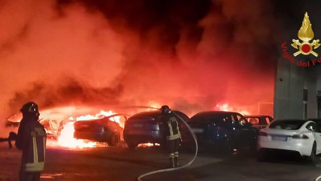 불길에 휩싸인 테슬라 차량