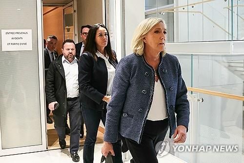 주문 안 듣고 떠나는 마린 르펜