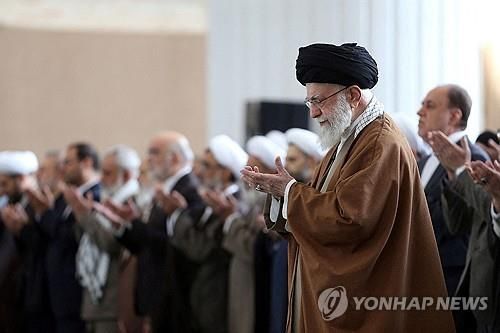 이드 알피트르 기도회에서 기도하는 이란 최고지도자 아야톨라 하메네이