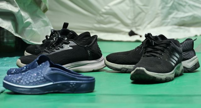 안동체육관 임시텐트 앞에 놓인 신발