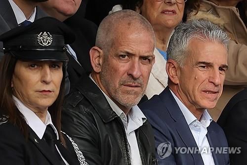 네타냐후 총리가 해임한 신베트 수장 로넨 바르(가운데) 국장