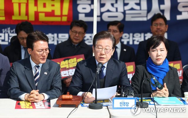 최고위원회의서 발언하는 이재명 대표