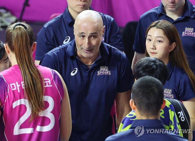 작전 지시하는 아본단자 감독