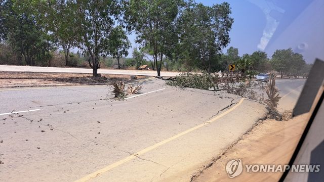강진으로 파괴된 미얀마 고속도로