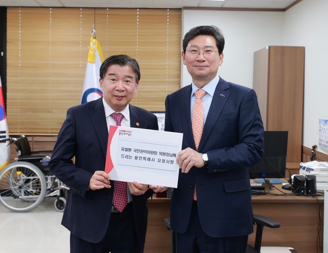 유철환(외쪽) 국민권익위원장에게 '광교 송전철탑 이설' 중재 요청한 이상일 용인시장