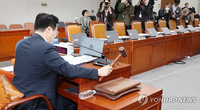 의사봉 두드리는 박찬대 국회 운영위원장