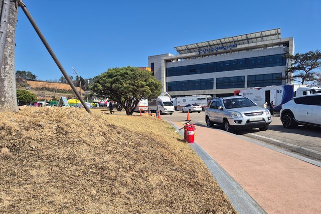 영덕 이재민 대피소 앞까지 번진 산불