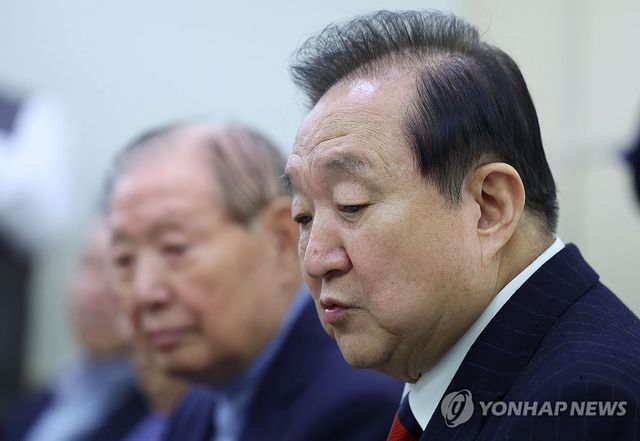 발언하는 정대철 헌정회 회장