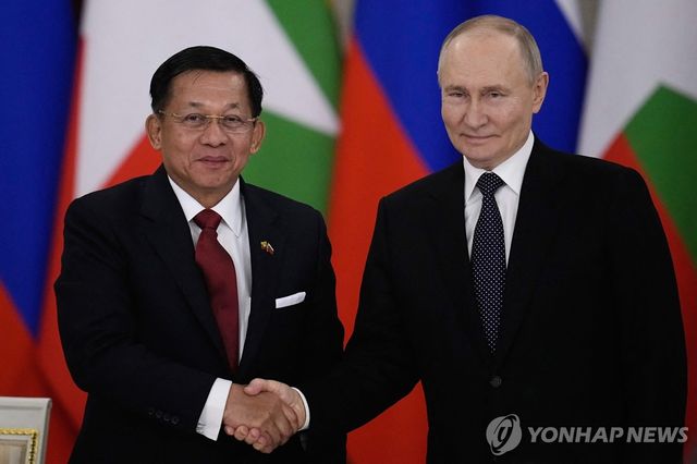 4일 러시아서 회담한 민 아웅 흘라잉 미얀마 군정 수정과 블라디미르 푸틴 러시아 대통령