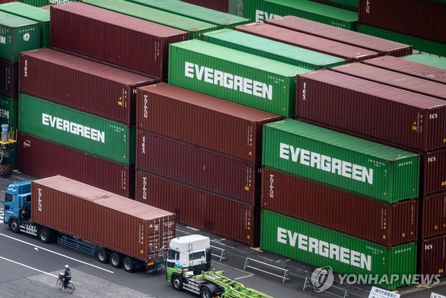 일본 도쿄에 쌓여 있는 컨테이너