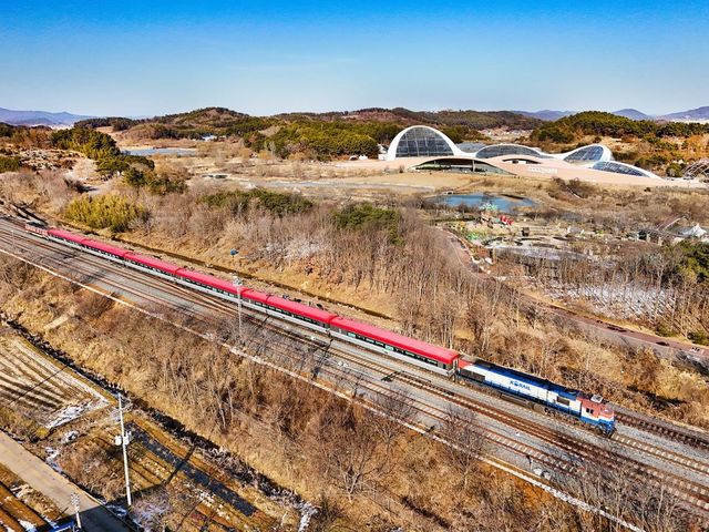 장항역을 지나는 기차와 인근의 국립생태원 [사진/임헌정 기자]