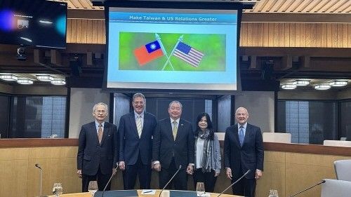 위다레이 주미 대만대표(가운데)