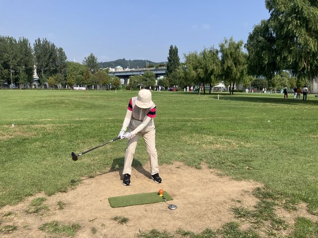 파크골프 배우는 어르신