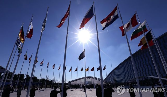 벨기에 브뤼셀 나토 본부 앞 회원국 국기들