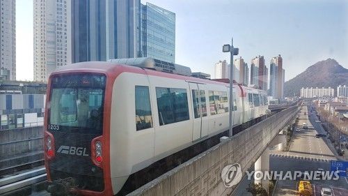 김해 중심지를 달리는 경전철 