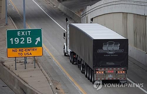 미국 미시건주에서 캐나다로 진입하는 화물트럭