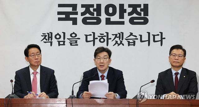 원내대책회의에서 발언하는 권성동 원내대표