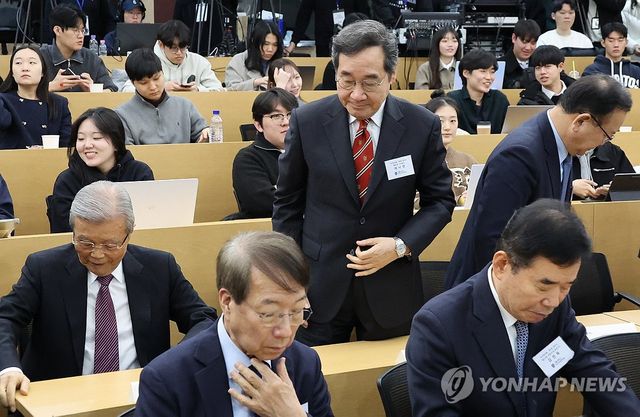 단상에 오르는 국가원로들